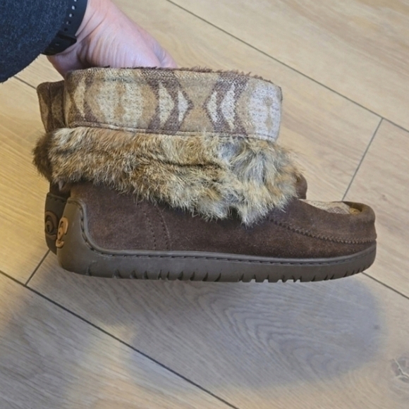 MANITOBAH MUKLUKS Moccasins Vibram Sole Trees Pattern Fur Brown Bootie W6 - Picture 4 of 6